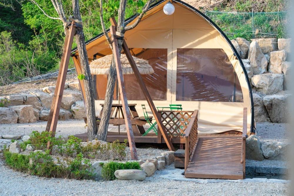 Inje Naerincheon Glamping Hotel Phòng bức ảnh