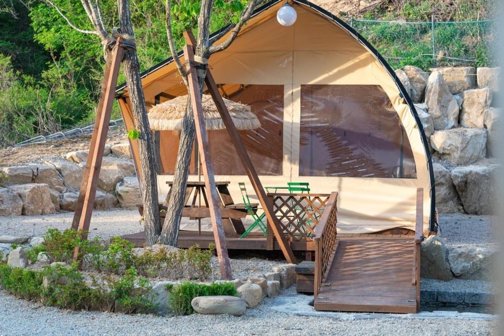 Inje Naerincheon Glamping Hotel Ngoại thất bức ảnh