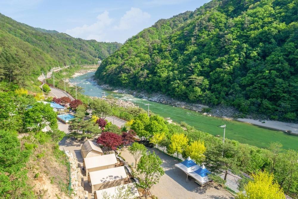 Inje Naerincheon Glamping Hotel Ngoại thất bức ảnh