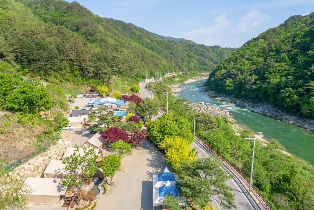 Inje Naerincheon Glamping Hotel Ngoại thất bức ảnh